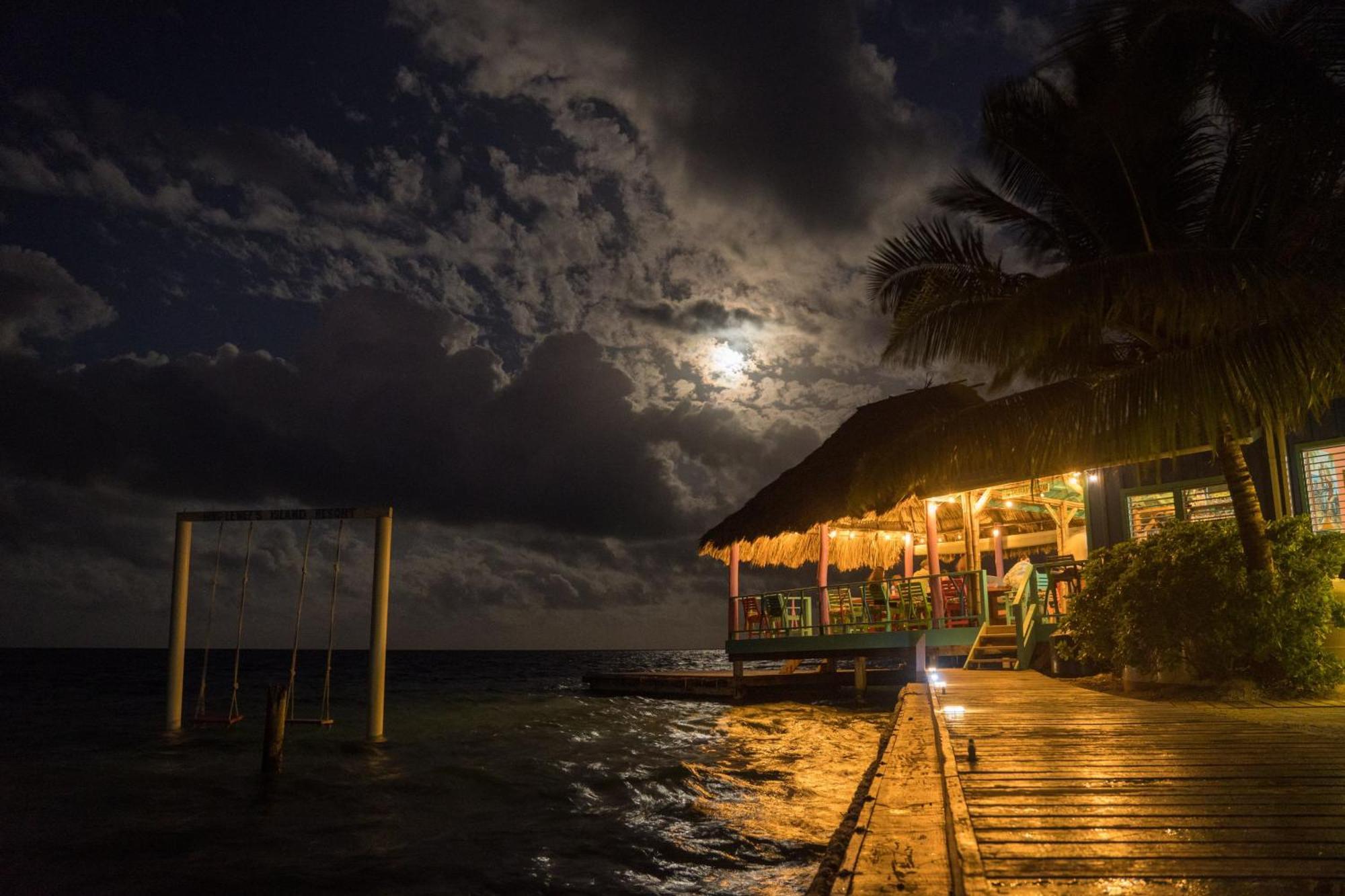 King Lewey'S Island Resort Placencia Exterior foto